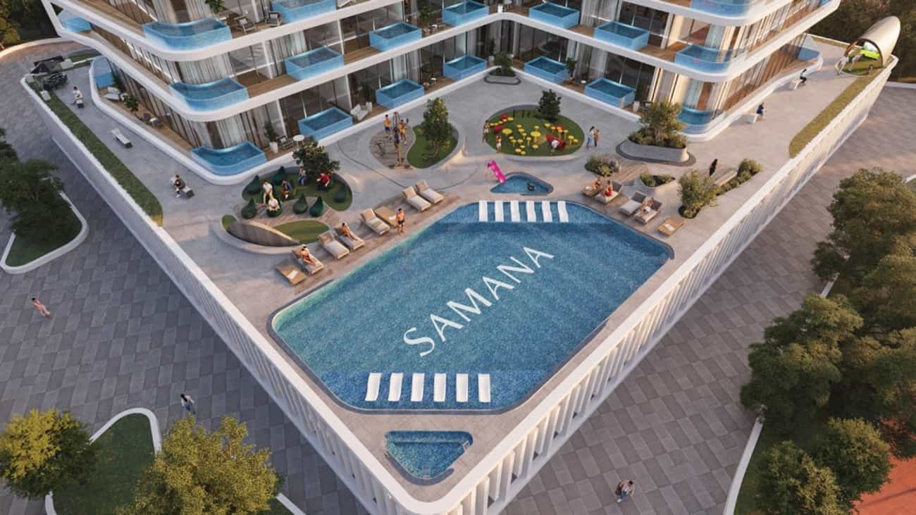 Large Pool Deck & Jacuzzi